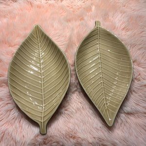 Ceramic leaf decor